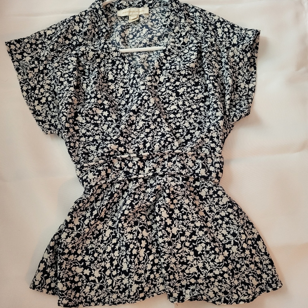 Cap sleeve v-neck blouse size juniors M